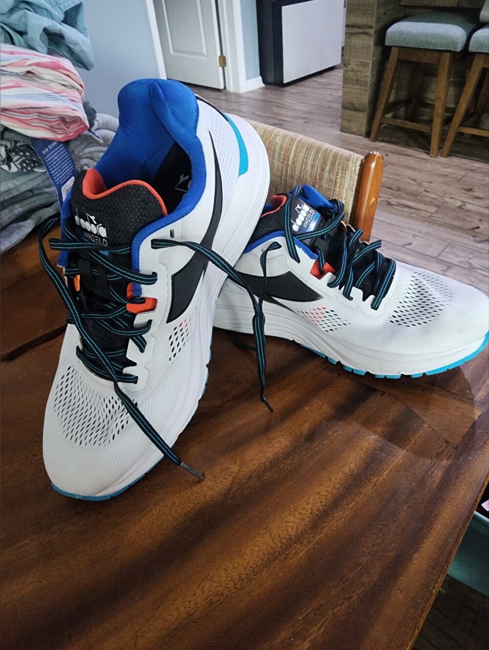 Diadora Men's White and Black Running Shoes